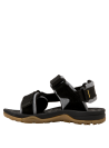 Calzado negro de tiras para niño, cómodo y funcional en estilo casual.