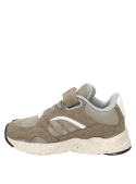 Zapatillas casuales beige para niño, diseño versátil, perfectas para aventuras diarias en la ciudad.