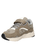 Zapatillas de niño beige, diseño limpio y resistente, perfectas para combinar con jeans o shorts.