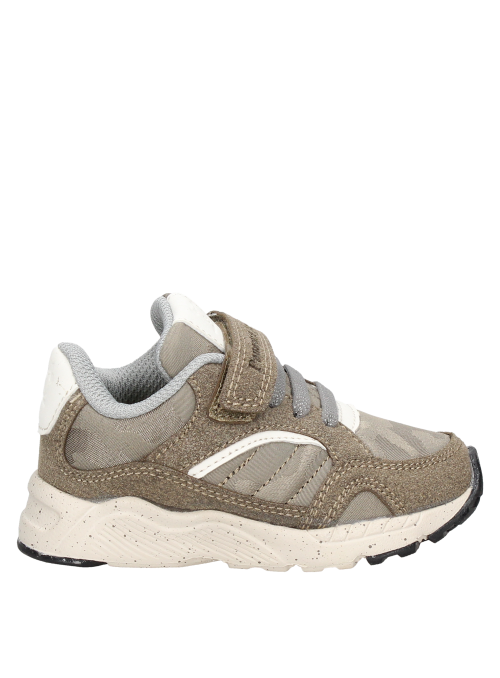 Calzado para niño en tono beige, estilo relajado, adecuado para paseos y actividades al aire libre.