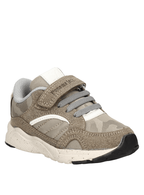Calzado para niño en tono beige, estilo relajado, adecuado para paseos y actividades al aire libre.