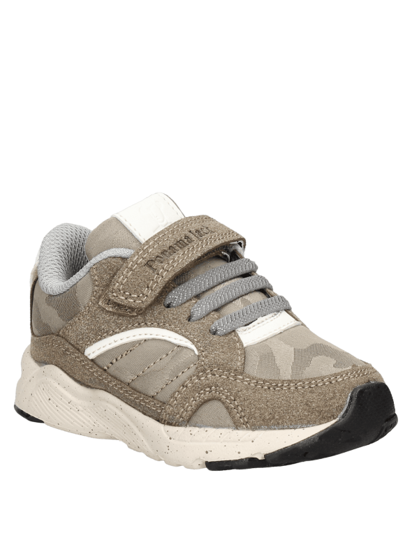 Calzado para niño en tono beige, estilo relajado, adecuado para paseos y actividades al aire libre.