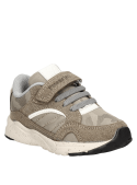Calzado para niño en tono beige, estilo relajado, adecuado para paseos y actividades al aire libre.