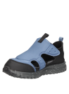 Sandalia flexible azul para niño, diseño casual, ideal para pisadas firmes y juegos al aire libre.
