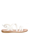 Sandalia blanca para niña, diseño cómodo y ligero, ideal para actividades al aire libre y juegos.