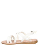 Calzado infantil de estilo casual en color blanco, con suela plana para mayor estabilidad y flexibilidad.