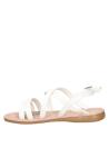 Calzado infantil de estilo casual en color blanco, con suela plana para mayor estabilidad y flexibilidad.