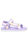 Sandalia urbana lila para niña, estilo casual, ideal para actividades diarias.