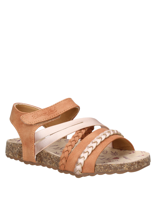 Sandalia abierta camel para niña, perfecta para combinar con ropa veraniega y relajada.