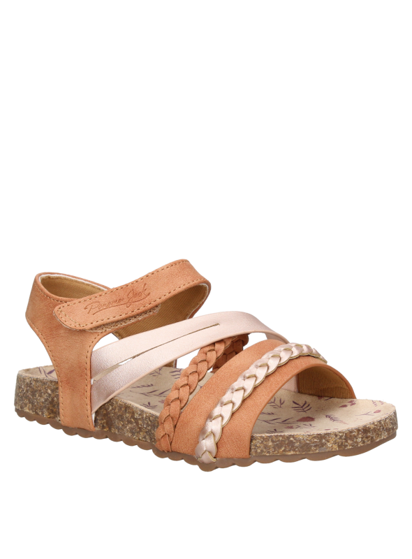 Sandalia abierta camel para niña, perfecta para combinar con ropa veraniega y relajada.