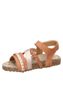 Sandalia casual camel para niña, ideal para un look fresco y divertido en verano.