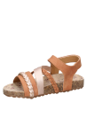 Sandalia casual camel para niña, ideal para un look fresco y divertido en verano.