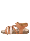 Calzado sintético camel para niña, diseño cómodo y funcional para el día a día.