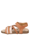 Calzado sintético camel para niña, diseño cómodo y funcional para el día a día.