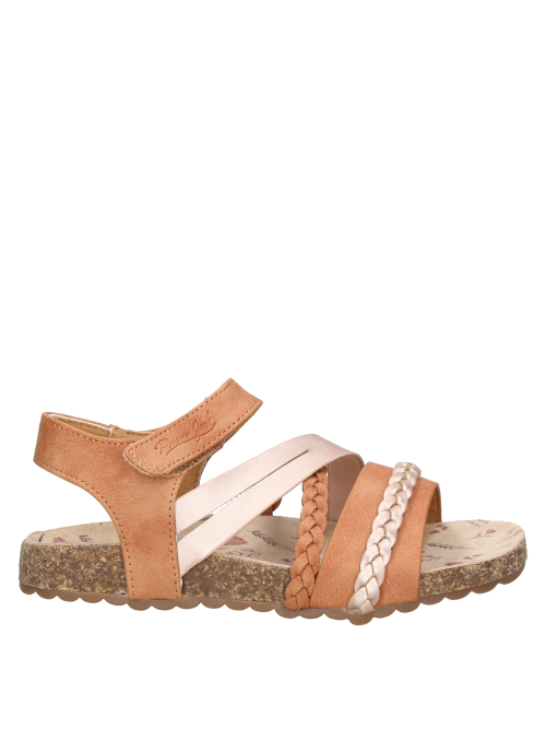 Sandalia abierta camel para niña, perfecta para combinar con ropa veraniega y relajada.