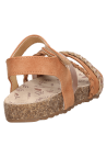 Sandalia plana camel para niña, estilo casual, ideal para actividades al aire libre.