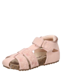 Sandalia casual para niña en color rosado, diseño práctico para explorar la plaza.
