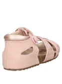 Calzado rosado infantil, estilo urbano, recomendado para días de verano y actividades recreativas.