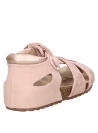 Calzado rosado infantil, estilo urbano, recomendado para días de verano y actividades recreativas.