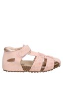 Sandalia infantil rosada para niña, estilo casual, ideal para paseos urbanos.