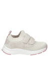 Zapatilla casual para niña en color taupe, con suela flexible, adecuada para actividades diarias.