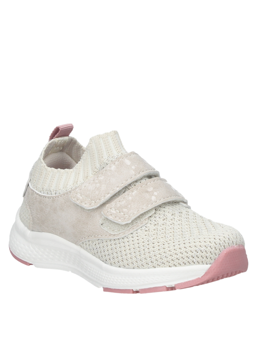 Zapatilla ligera taupe para niña, con forro textil, ideal para el juego y la comodidad diaria.