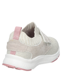 Calzado sintético taupe para niña, diseño limpio y versátil, perfecto para explorar la ciudad.