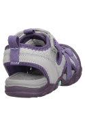 Sandalia urbana gris para niña, estilo casual, ideal para actividades diarias.