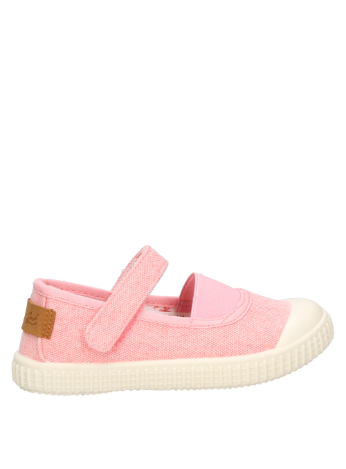 Zapatos de niña rosados, diseño sencillo, perfectos para explorar la ciudad.
