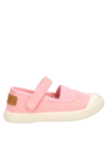 Calzado casual para niña en color rosado, cómodo para el día a día.