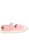 Zapatillas para niña en color rosado, diseño relajado, recomendado para explorar con comodidad.