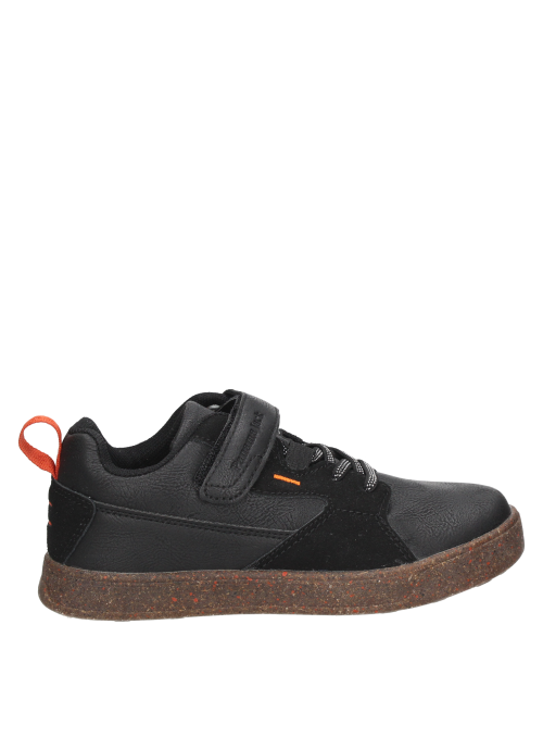 Zapatilla negra para niño, estilo casual, perfecta para un look versátil diario.