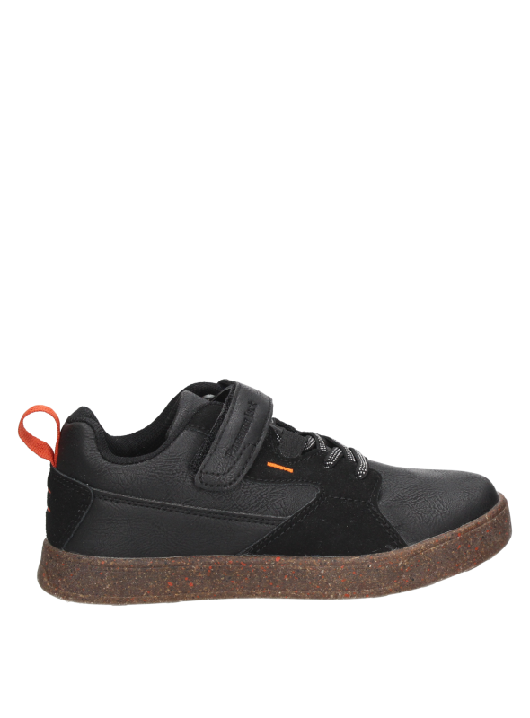 Zapatilla negra para niño, estilo casual, perfecta para un look versátil diario.