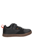 Zapatilla negra para niño, estilo casual, perfecta para un look versátil diario.