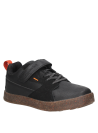 Zapatilla casual negra para niño, cómoda y respirable, perfecta para aventuras.