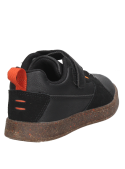 Calzado negro para niño, diseño funcional, recomendado para explorar la ciudad.