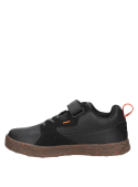 Calzado negro sintético para niño, ideal para combinar con jeans o buzos.