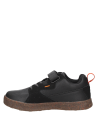 Calzado negro sintético para niño, ideal para combinar con jeans o buzos.