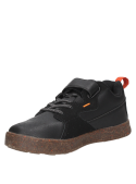 Zapatilla urbana negra para niño, estilo casual, ideal para actividades al aire libre.