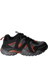 Zapatilla urbana negra casual para niño, ideal para actividades diarias y exploración al aire libre.