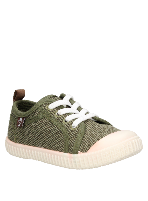 Zapatillas de tela verde para niño, comodidad y suavidad en cada paso.