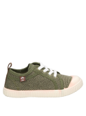 Calzado infantil verde, diseño funcional, perfecto para explorar la naturaleza.