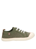 Zapatillas para niño en color verde, perfectas para exploraciones urbanas.