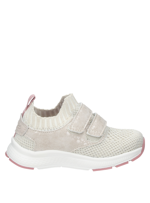 Zapatillas de estilo casual en color taupe para niña, perfectas para combinar con vestidos ligeros.