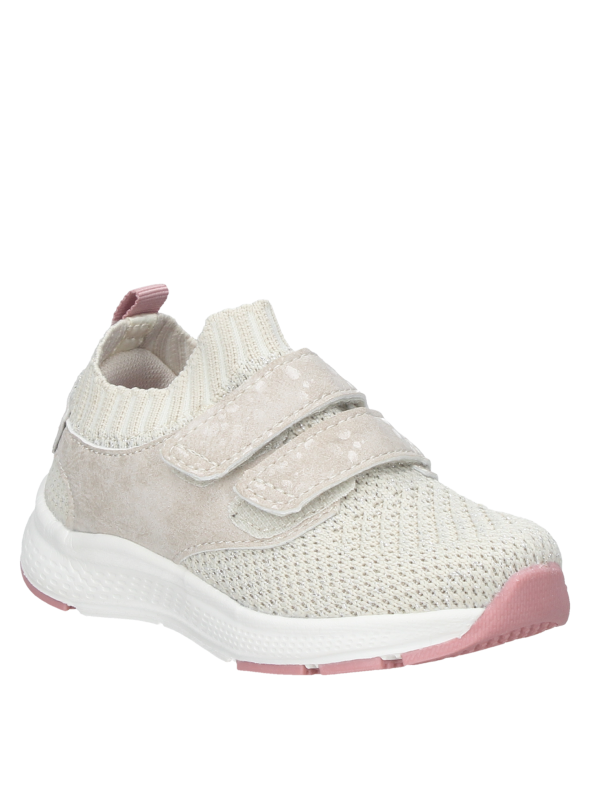 Zapatillas de estilo casual en color taupe para niña, perfectas para combinar con vestidos ligeros.