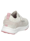 Calzado casual para niña en color taupe, perfecto para aventuras y exploraciones en el parque.