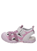 Sandalias con taco plano de 2.3 cm, recomendadas para exploraciones veraniegas.