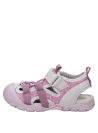 Sandalias con taco plano de 2.3 cm, recomendadas para exploraciones veraniegas.