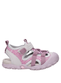 Calzado textil rosado para niña, ideal para combinar con vestidos ligeros.