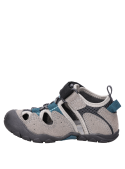 Sandalias de niño en tono gris, diseño casual, ideales para días de aventura.
